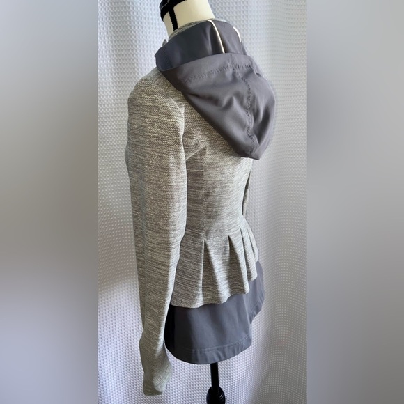 Women’s Lululemon Athletica gray hooded Bust A Move zipped Jacket Sz small - Picture 12 of 16